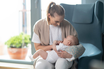 MOTHERHOOD - MUFKA DO KARMIENIA KROPY RÓŻOWE